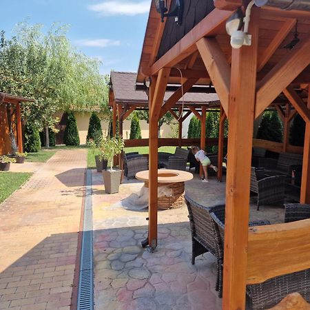Holiday Apartmanhaz Дьюла Екстер'єр фото