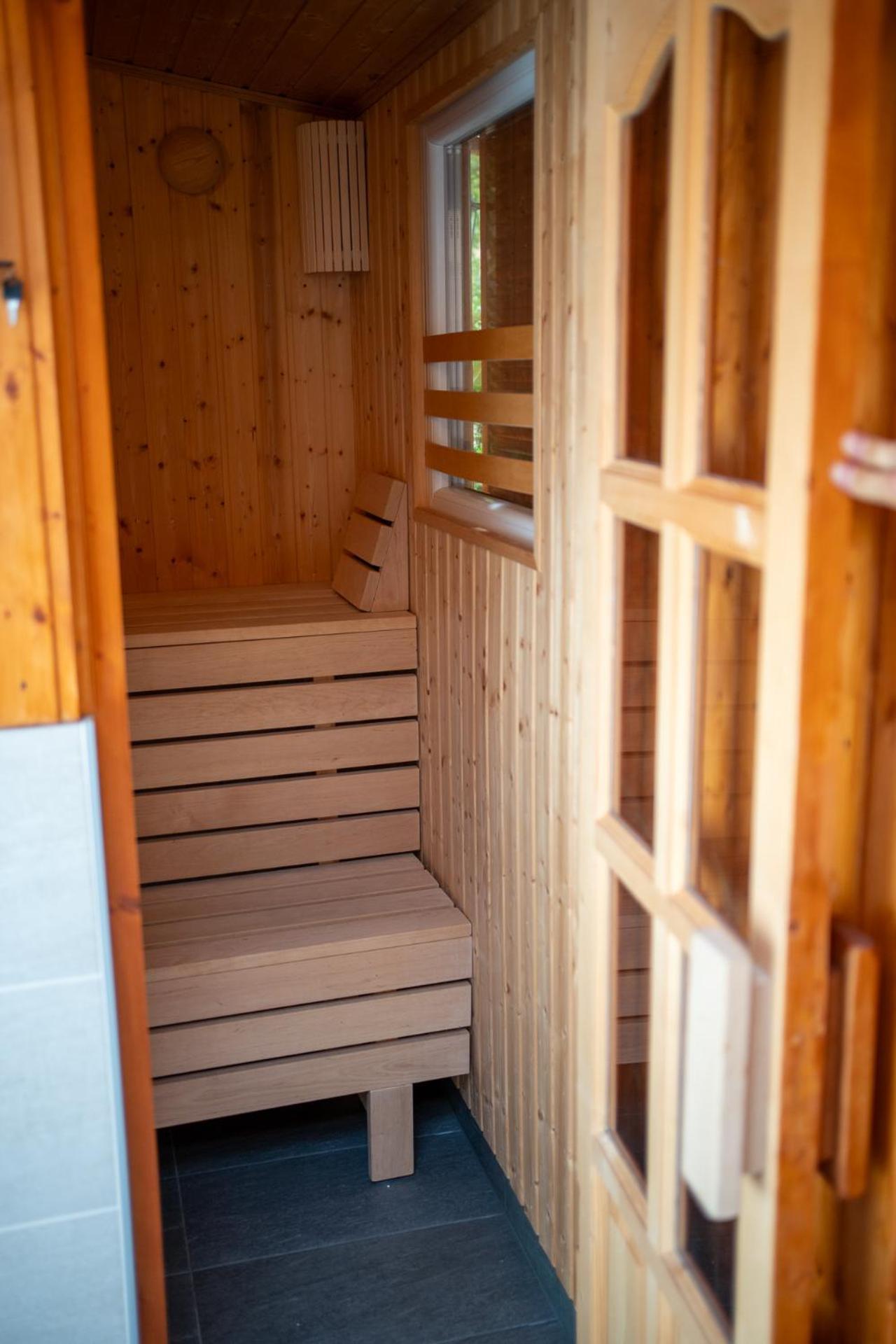 Holiday Apartmanhaz Дьюла Екстер'єр фото
