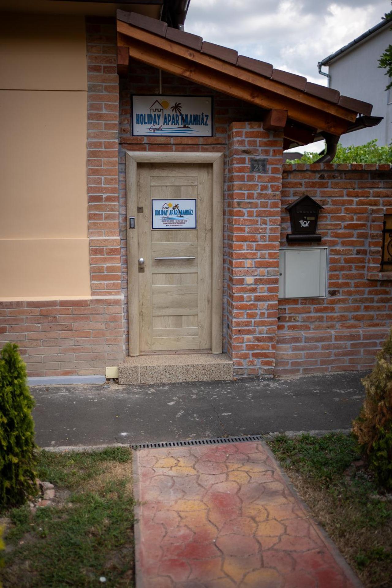 Holiday Apartmanhaz Дьюла Екстер'єр фото