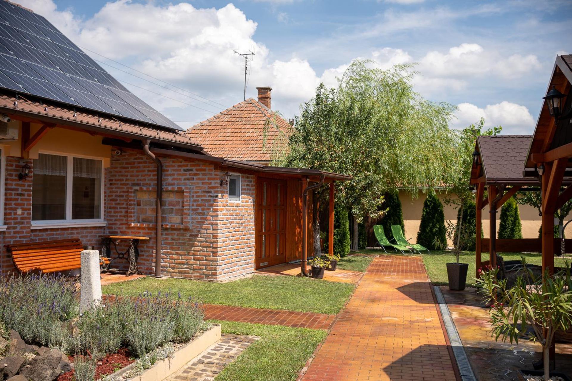 Holiday Apartmanhaz Дьюла Екстер'єр фото