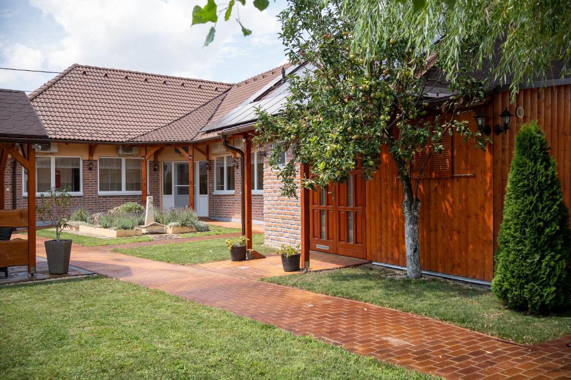 Holiday Apartmanhaz Дьюла Екстер'єр фото